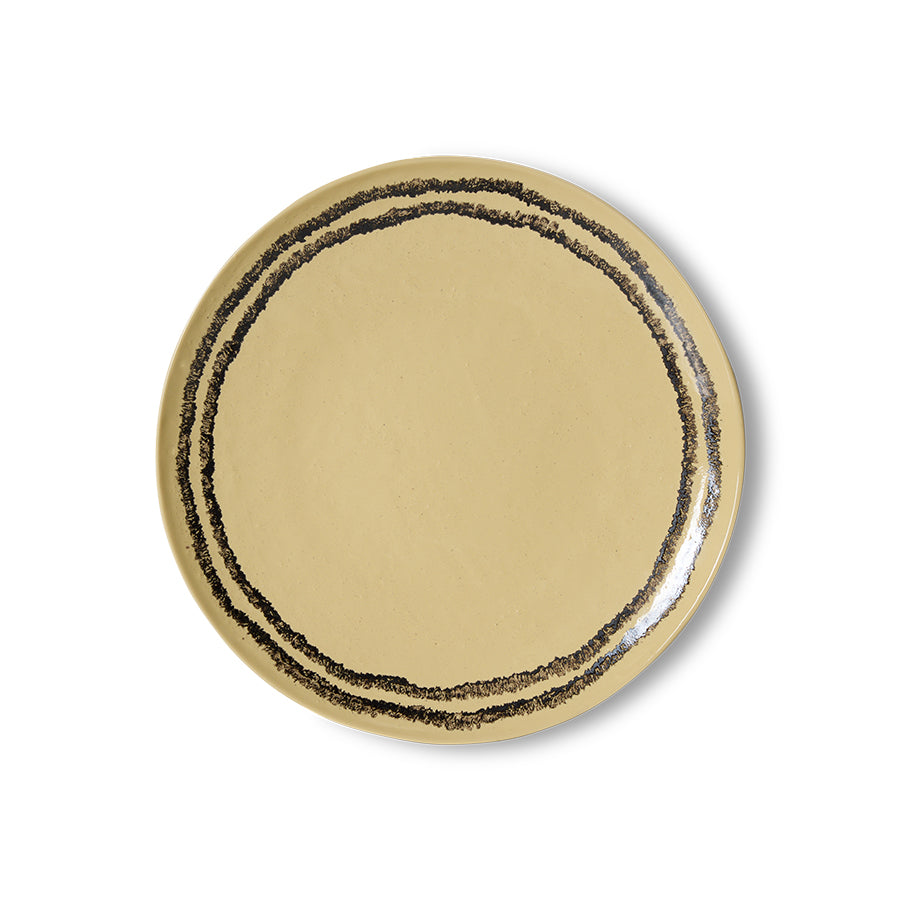 Round vanilla plate with black concentric circles on a white background