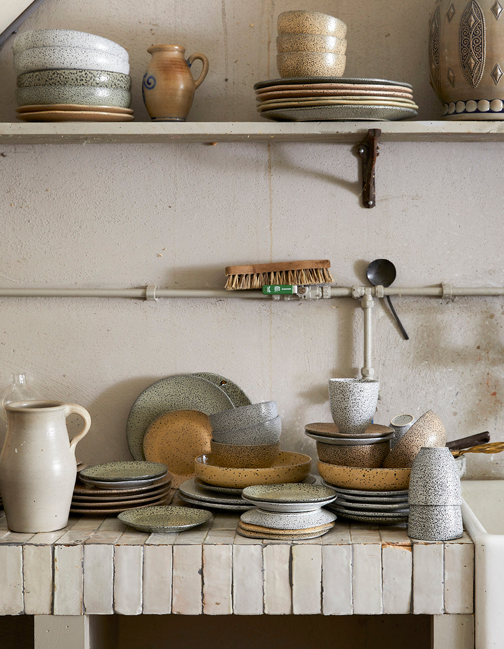 vintage style farmhouse kitchen with gradient ceramic plates and bowls